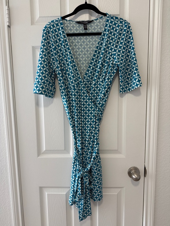 Diane Von Furstenberg Dresses & Skirts - EUC DIANE VON FURSTENBERG TURQUOISE WRAP DRESS WITH TIE WAIST SIZE 14